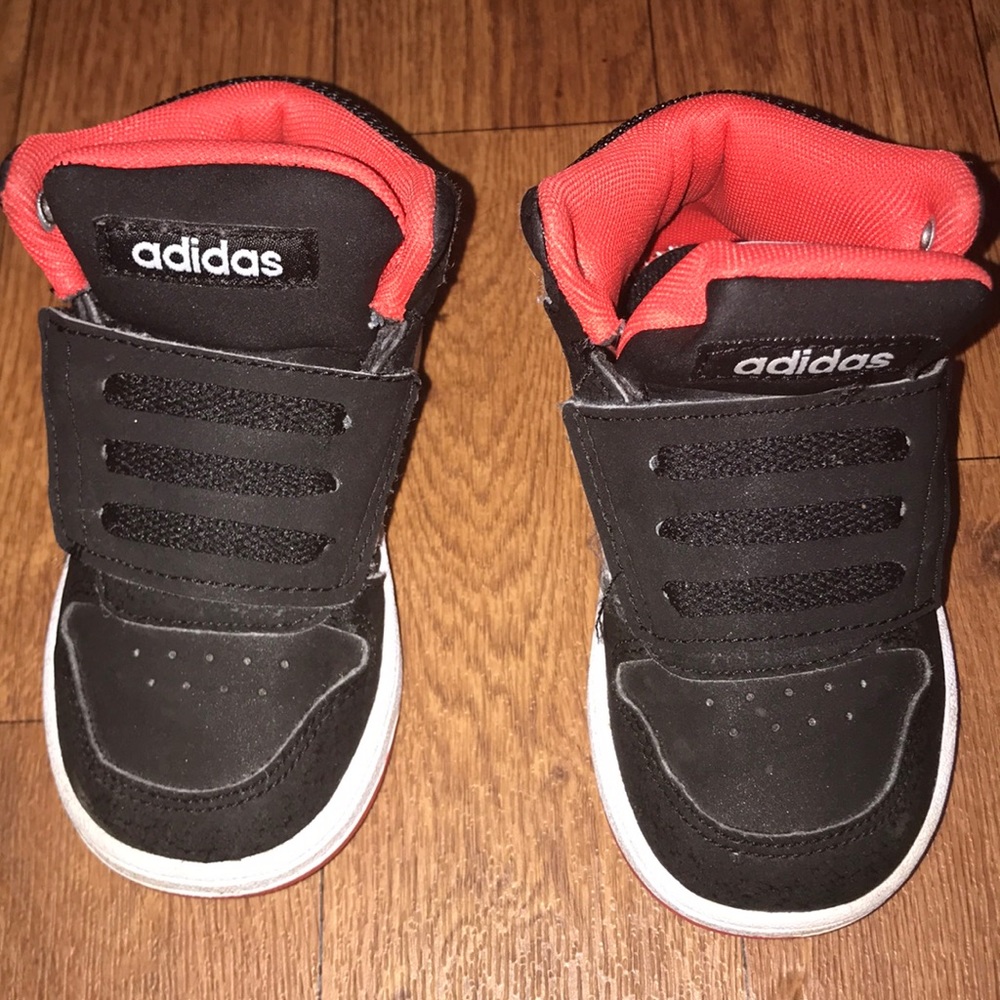 Toddler size 6 1/2 K shoes 🥰